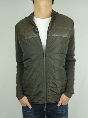 Massimo Dutti hybrid cardigan  - MASSIMO DUTTI HYBRID CARDIGAN Storlek : L Passform : Passar M Användning : Jackan är i ett väldigt fint skick utan defekter Nypris : Cirka 1600SEK Modellen på bilden : 182CM och väger 74KG