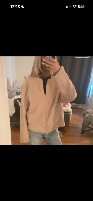 Beige teddyjacka med dragkedja - Mysig rosa teddyjacka med dragkedja framtill. 