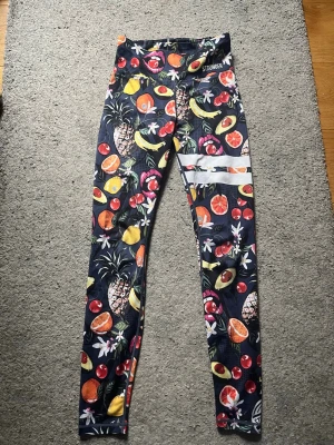 Mönstrade leggings från Stronger - Färgglada leggings från Stronger, vet inte storlek då det inte står men skulle gissa på 150/160💕.