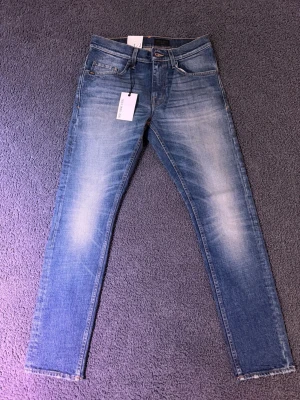 Blå slimfit jeans  - Snygga blå slimfit jeans från Tiger of Sweden. 28/30
