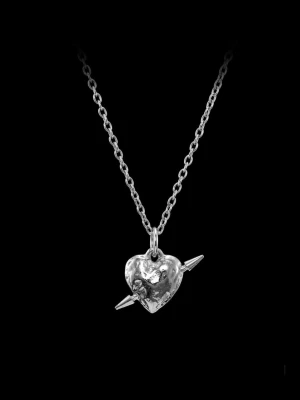 Maria Nilsdotter halsband - Säljer detta silverhaldband från Maria Nilsdotter med ett hjärta och en pil. Kedjan är i längd 45 cm. Fråga gärna om bilder då jag har halsbandet och original förpackningen till. Öppen för byten till samma i guld. Inga defekter förekommer