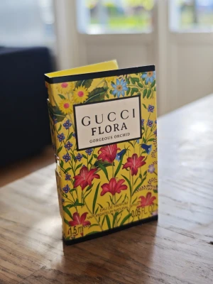 Gucci Flora Gorgeous Orchid parfymprov - Tagit 1 sprut. Gucci Flora Gorgeous Orchid parfymprov på 1,5 ml. Kommer i en färgglad gul kartong med blommigt mönster och en liten glasflaska med svart spraykork. Perfekt att testa en lyxig doft från Gucci.