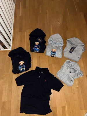 Ralph Lauren plagg hör av er om intresse  - Hör av er vid funderingar eller frågor så kommer vi överens om er pris de flesta plaggen är M ett är L