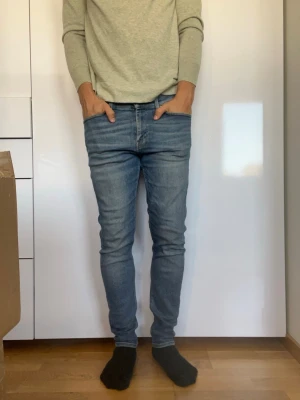Jeans från Tiger Of Sweden - Ljusblå Jeans från Tiger Of Sweden. Strl 31/30. Modell: Evolve. Inga defekter. Modellen är 178 cm och väger 77 kg. Hör gärna av dig vid frågor!