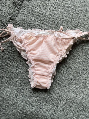 Ljusrosa randig bikini underdel - Så söt rosa bikiniunderdel, oanvänd.🤍Storlek m men passar mer som en s