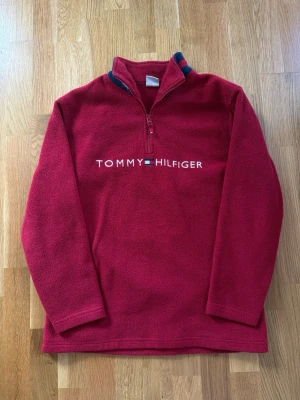 Tommy Hilfiger Fleece tröja  - Röd Tommy Hilfiger Fleece unisex, säljes väldigt billigt. 