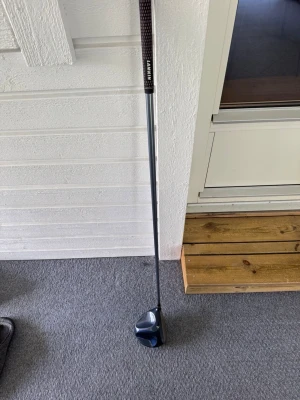 King Cobra Speed LD Offset driver - Har tappat intresset för golf då jag säljer min driver. Snygg och kraftfull King Cobra Speed LD Offset driver, perfekt för dig som vill ta ditt golfspel till nästa nivå. Med lättviktig Bassara-skaft från Mitsubishi Rayon får du både fart och kontroll. Passar både nybörjare och erfarna golfare som vill sticka ut på banan.