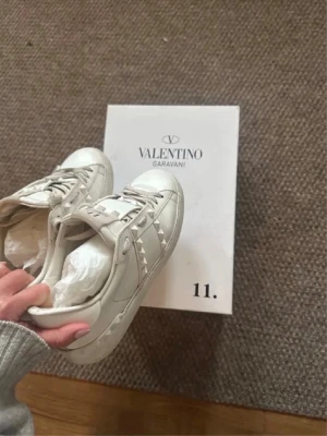 Vita Valentino sneakers - Super snygga valentino skor, kommer tyvärr inte till användning längre. De är i stl 35 men passar en 36:a då man behöver gå ned en storlek. Box samt tillbehör medkommer. Skriv för fler frågor🤍🤍