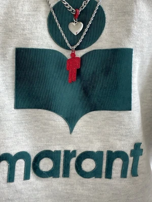 Halsband - Halsband med en hjärtverksamhet insorterad av blosh halsband tror längden är ungefär 45?🫰🏼 fråga om fler bilder eller något!