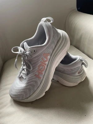 Hoka löparskor Gaviota 5 Dam - Säljer ett par löparskor från Hoka med tjock, dämpad sula och snörning. Nypris 1900 kr. Skorna passade inte mig, använda enstaka gånger. Storlek 39 1/3 
