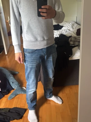 Russemearch Hoodie - Hej, säljer denna hoodie då jag ej använder den särskilt mycket. Den är i helt nytt skick i princip. Pris kan diskuteras vid snabb affär. Köpt för 699kr och säljs för 300kr