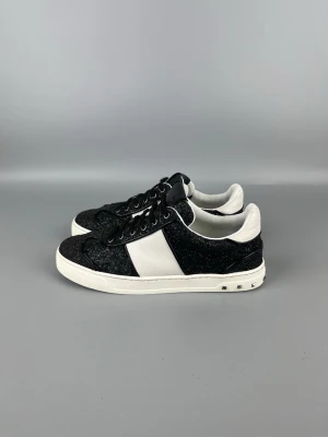 Valentino Flycrew Skor Svart Glitter - • The shoes have been gently used and are in very good condition  • Size: 38.5  • Color: Black Glitter  • Original retail price: ~5000 SEK (no longer in production)  • No accessories
