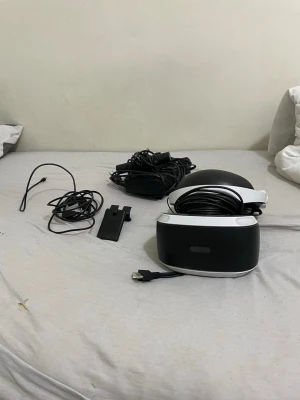 PS 4 PRO slim white edition 1T  - Funkar som den ska kommer med VR väldigt bra skick kommer med två stycken kontroller med VR Aim controller kamera fungerar bra 👍. 