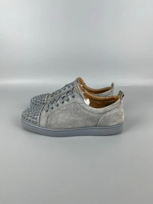 Grå Louboutin Skor Med Spikar - • The shoes have been gently used and are in very good condition  • Size: 41 (fits 41.5–42)  • Color: Grey   • Retail price: 9500 SEK / 795€  • No accessories