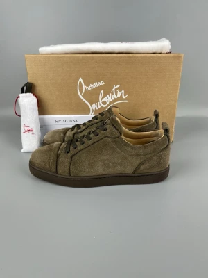 Louboutin Skor i Olivgrön Mocka - • The shoes have been gently used and are in very good condition  • Size: 41 (fits 41.5–42)  • Color: Olive Green   • Retail price: 9500 SEK / 795€  • Box, dustbag, new laces & receipt from Mytheresa