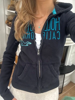Hollister zip - En zip från Hollister i storlek S. Jag fraktar inom 24h, frakt med PostNord prioriteras. Se liknande plagg i min profil!