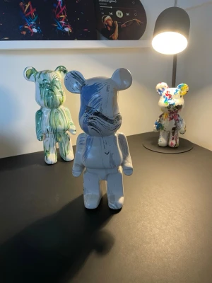 Bearbrick figur - Ny Bearbrick docka. Skriv vid fler frågor!! Har två stycken olika 400kr styck eller 700kr för båda