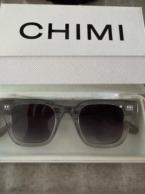 Gråa solglasögon från CHIMI 04 - Snygga gråa solglasögon från CHIMI med klassisk form och stilren design. Perfekta för att lyfta din look under soliga dagar. Kommer i originalförpackning. Modell 04❤️