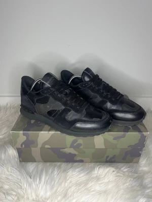 Valentino rockrunners  - Rockrunners !! | Säljer dessa supersnygga valentino rockrunners💫 | Skorna är i strl 40 (fits 41)  med ett sulmått på 26,5cm| Skorna är 8,5/10 skick och sparsamt använda förutom lite material som lossnat på sidan av skon (syns dock inte vid användning) 🌟| Endast skor medföljer! | Nypris - ca 5000  sek | Pris kan diskuteras vid snabb affär!! 💸 | För flera bilder eller frågor så är det bara att kontakta mig, skriv gärna till mig innan ni köper!📩