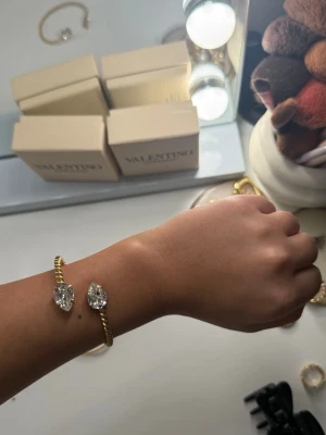 Caroline svedbom armband  - Säljer mitt Caroline Svedbom armband. Perfekt för dig som gillar minimalistiska smycken och vill ha något som funkar till alla outfits. Ringen har en enkel men elegant look och passar att bära ensam eller tillsammans med andra ringar.