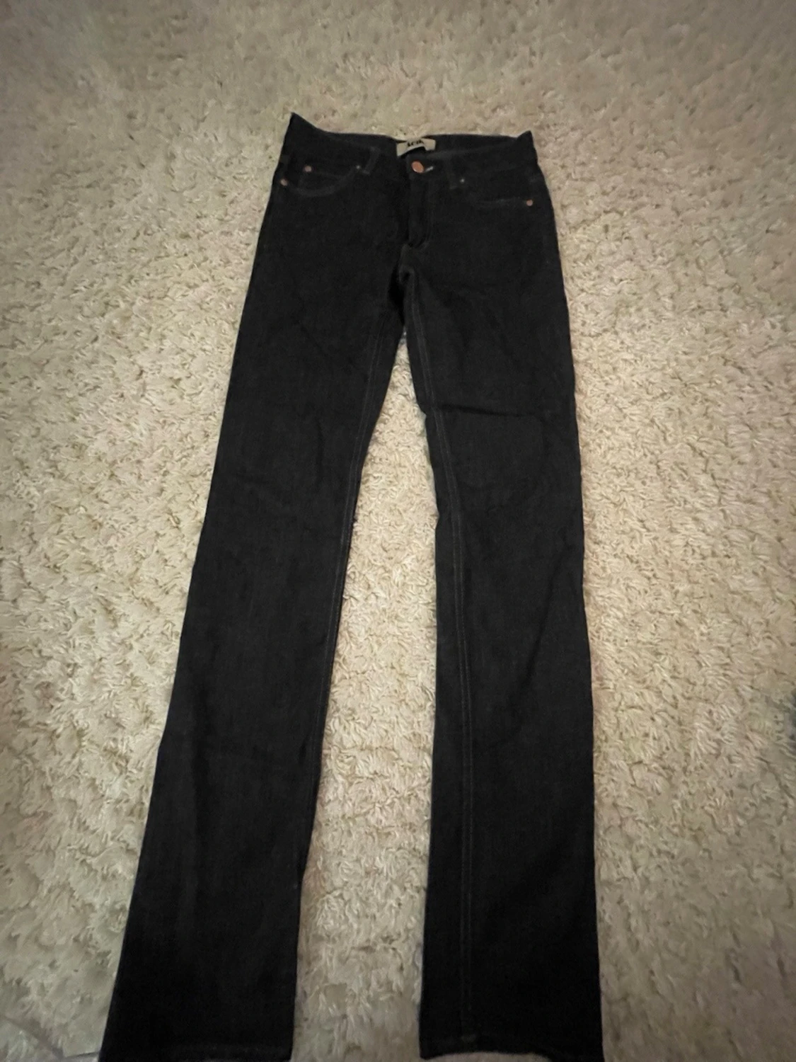 Mörkblå raka jeans från Acne