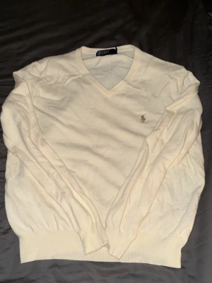 Vit stickad tröja från Polo Ralph Lauren - Klassisk vit stickad tröja från Polo Ralph Lauren.