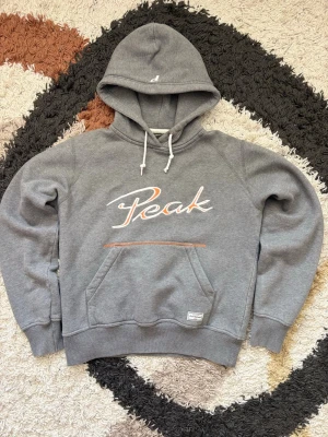 Vintage Hoodie Peak - Säljerw denna Vintage hoodien gjord av Peak performance.😅  STORLEK: XL i barnstorlek men sitter som S.   Kondition: 9/10💯  Fraktar samma dag eller dagen efter✅  swag rap streetwear baggy vintage skate hiphop y 2k affliction archive underground avant garde japan style OG 2000s flared washed affliction jeans drip oldmoney denim grisch archive fashion archive Stockholm Bootcut Niche