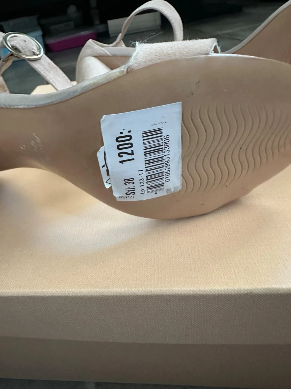 Beige mocka-pumps från NLY Shoes - 2