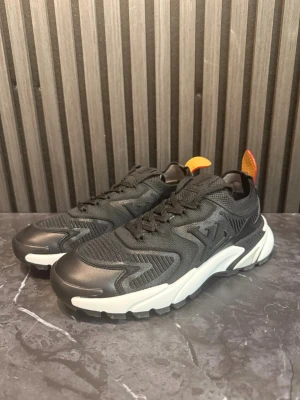 LV sneakers - Skriv meddelande för mer information!