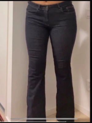 Lee jeans - Säljer dessa nya jeans från Lee som är i storlek L 32 men passar på mig som har storlek M också. Jag är 1,70 cm lång!