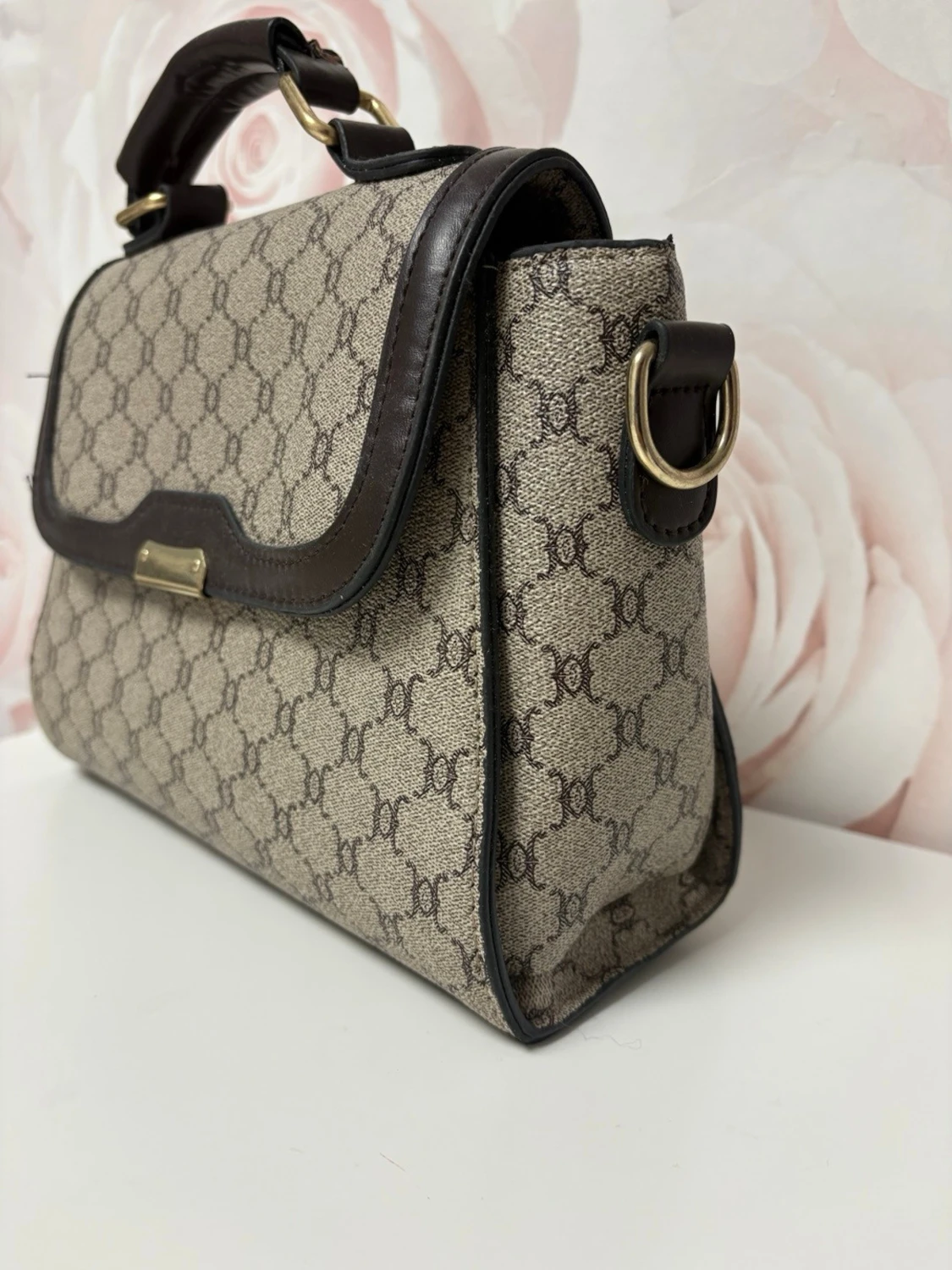 Beige handväska med monogram och läderdetaljer - 1