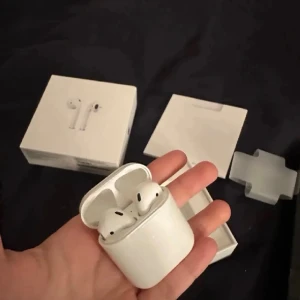 Apple AirPods  - Använda, 2019 Apple AirPods ena sidan är svagare annars funkar dom prefekt 