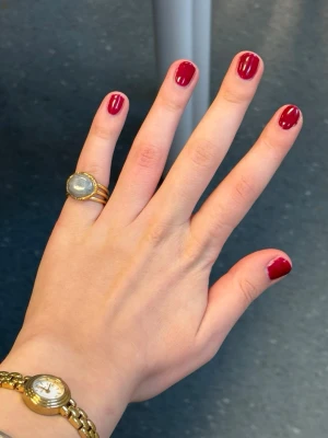 Guldfärgad ring med grå kristall - Handgjort gulfärgad ring i spiralform. Den har en stor grå kristall som passa utmärkt med den guldiga färgen. 