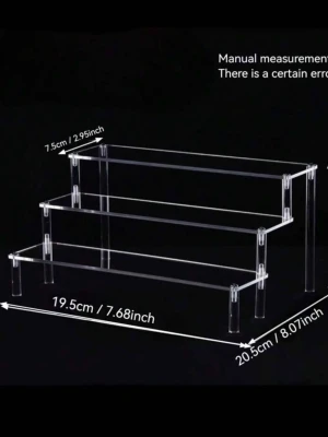 Parfym pall  - Snygg och praktisk genomskinlig hylla i akryl med tre steg, perfekt för att visa upp parfymer, smink eller samlarprylar. Mått: 19,5 x 20,5 x 7,5 cm. Passar bra på skrivbord eller hylla för att organisera och visa dina favoritsaker.