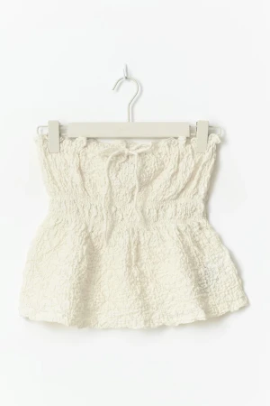 Beige bandeu top - En jätte fin beige bandeu top perfekt nu till våren/sommaren. Använd fåtal gånger!