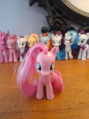 My Little Pony Pinkie Pie - Cutie mark magic serien. Fint skick och rengjord. Kommer med stickers och minifigurer