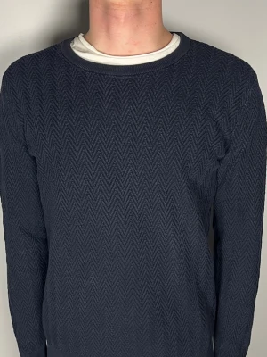 J.Lindeberg tröja - Säljer en riktigt snygg och trendig J.Lindeberg tröja i fint skick, storlek M, vid frågor är det bara att skriva //Gramenti