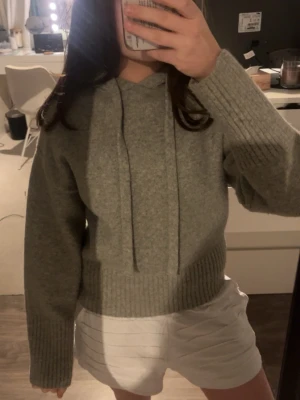 Zara stickad hoodie - Säljer denna populära stickade hoodien från zara i storlek S. Bra skick, knappt använd!