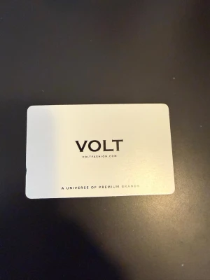 Presentkort Volt 2000 kr - Säljer ett presentkort från Volt värde 2000 kr. Kortet  kan användas både online och i alla Volt-butiker. Perfekt om du vill shoppa kläder eller accessoarer från Volt. Kortet  har giltighetstid på två år.