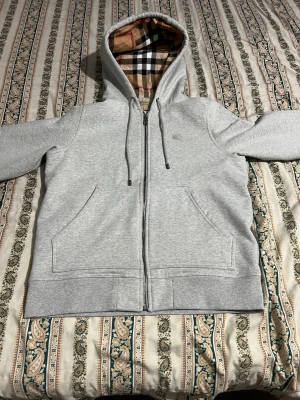 Burberry hoodie - Burberry snygg hoodie kan betalas prisen eller bytas mot en annan vara storlek xs behöver jag  om vi ska byta bälte jacka skor mössa och mer går skriv till 