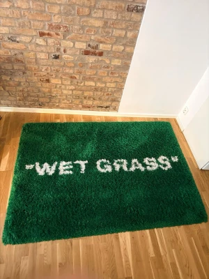 IKEA x Virgil Abloh ”WET GRASS” Matta 195 x 133 cm - Bra skick, kan skickas men helst pick up. 