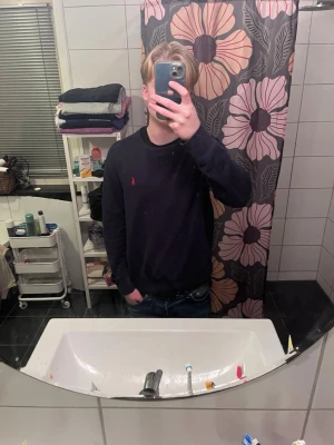 Ralph Lauren tjocktröja - En snygg stilren tröja ifrån Ralph lauren köpt på NK i Stockholm i sommar för 1300 kr. Jag säljer då jag tycker den sitter lite för stort på mig. Tröjan är i helt nyskick