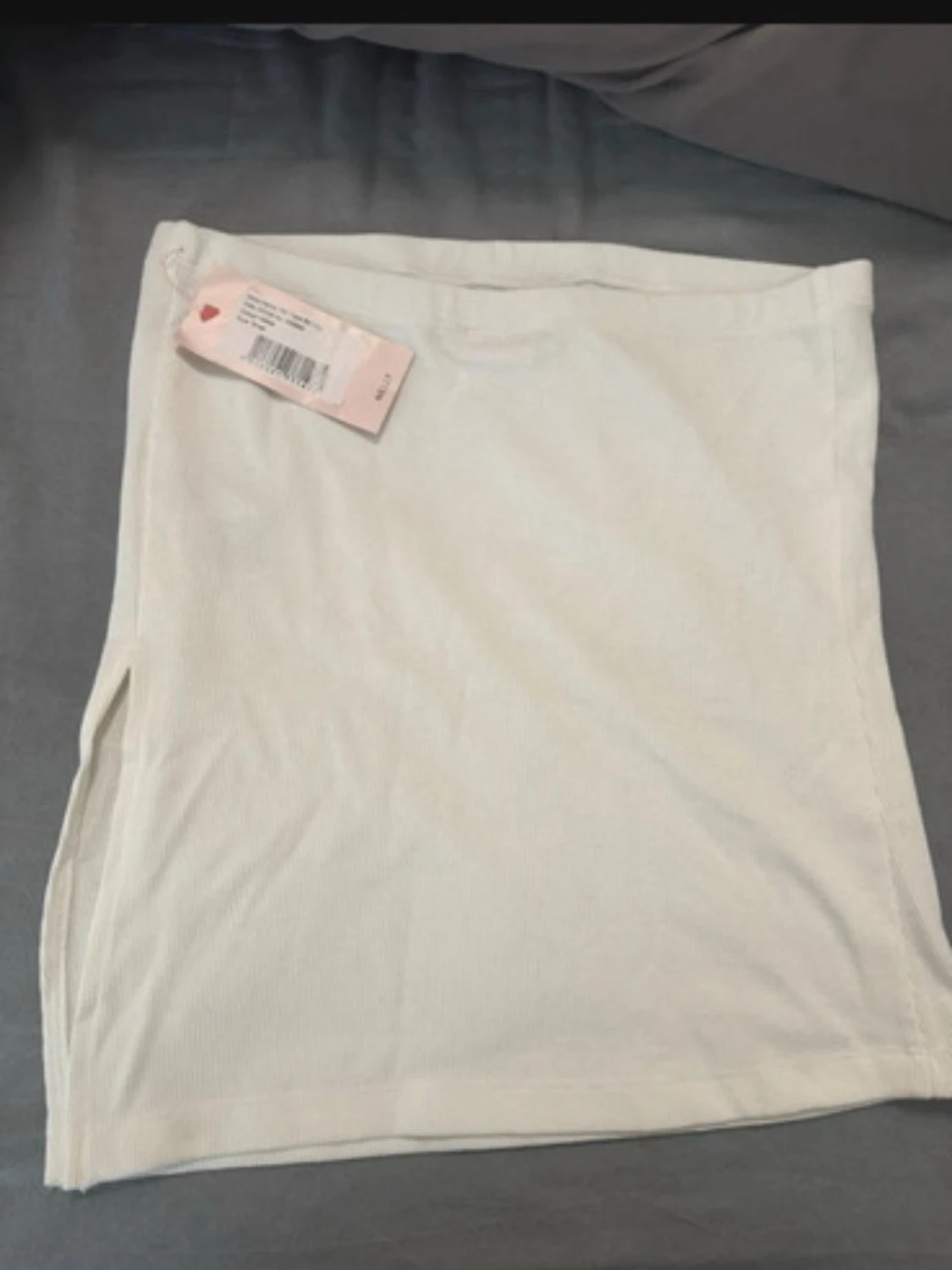 Vit ribbad kortkjol från Gina Tricot