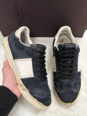 Valentino Flycrew | 39-40 - Valentino Flycrew skor - Skick: Dåligt - Storlek: 39-40 - Tillbehör Allt og - Nypris: 5000kr - v.collection