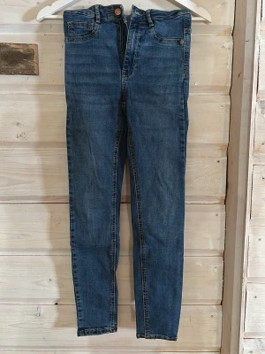 Mörkblå skinny jeans - Säljer nu 3 skinny jeans i storlek s. Jag har ändast testat de en gång men de är för korta då jag är lång. 300kr för alla tre 
