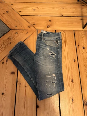Replay jeans ripped  - Säljer dessa ripped replay jeans i storlek 29:32 jeansen har använts ett fåtal gånger och har inga defekter, priset ligger på 500 kr men går att diskuteras!