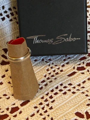 Thomas sabo silverring  - Säljer en ring från Thomas Sabo, tillverkad i 925 sterlingsilver i storlek 52. Unisexmodell   Vikt: 3,35g