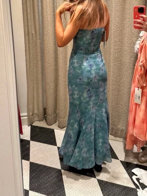 Blå balklänning / sommar klänning💗 - En otrolig blå långklänning med blommor från Adoore som nu är helt omöjlig att få tag i. Endast använd en gång, med ett otroligt material och passform. Original pris 1200 kr❤️ (jag är 163 och bär xs/s)