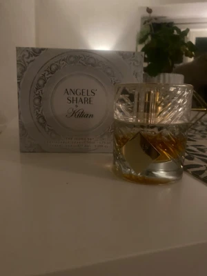 Kilian Angels' Share parfym - 50ml angels share ungefär använt en 5e del, nypris 2700kr släpper den för 2000
