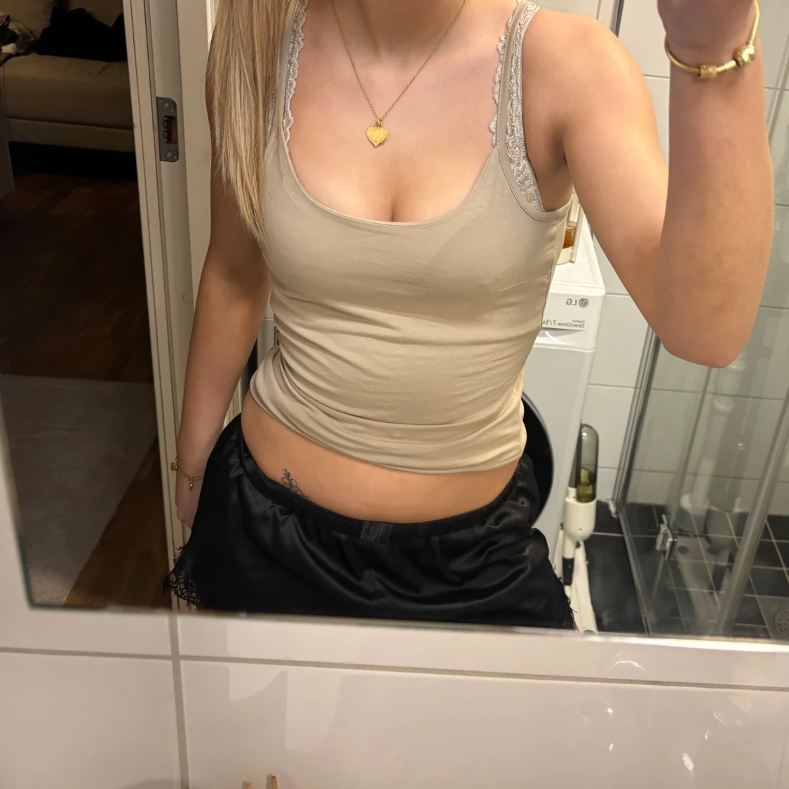 Beige ribbad linnetopp